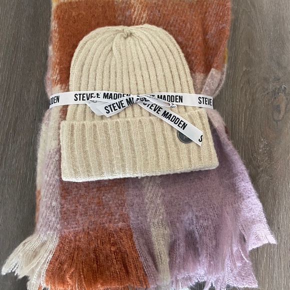 New Steve Madden 2 piece Set beanie and scarf - Picture 1 of 4